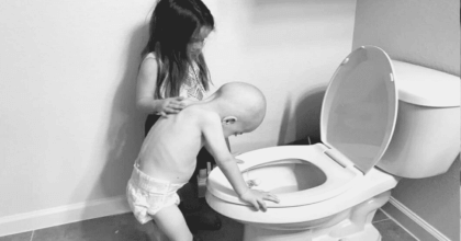 A Heartwarming Photo Takes Over the Internet – Five-Year-Old Girl taking Care of her Sick Brother