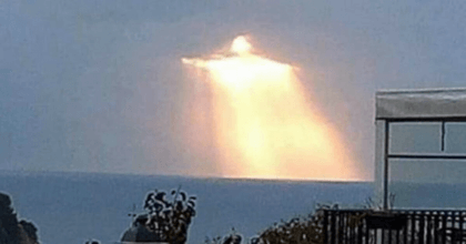 Man sees something in the sky: people say it looks like a sign from God