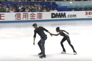 Beautiful performance takes place by ice skaters when “sound of silence” begins to play 