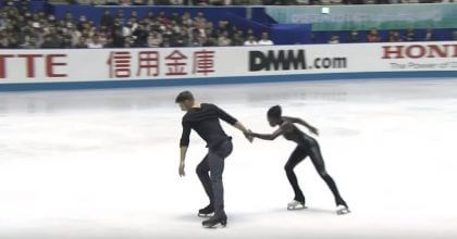 Beautiful performance takes place by ice skaters when “sound of silence” begins to play 