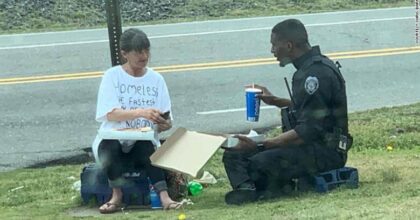 Police Officer Buys Pizza To Homeless Woman And Spends Time With Her.