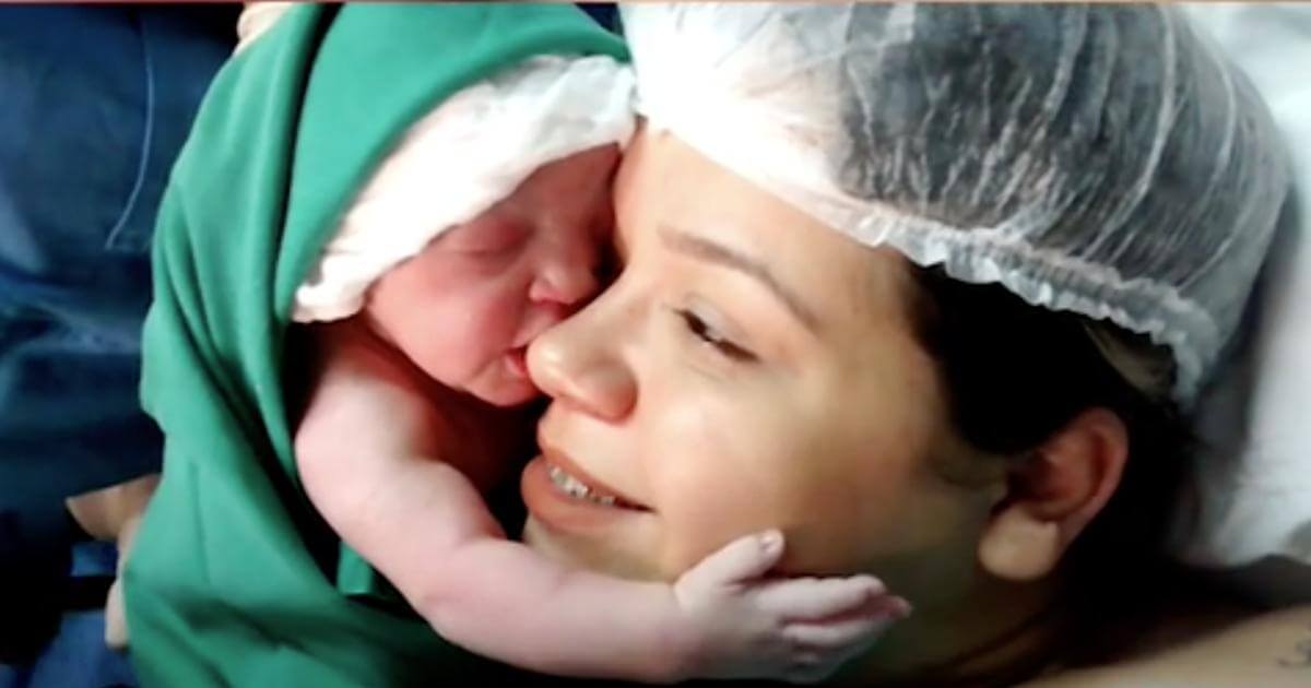 Newborn Doesn’t Let Go Her Mother’s Face.