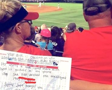 2 Sisters Notice Woman In Front Of Them Texting Another Man And Tell Her Husband In A Note