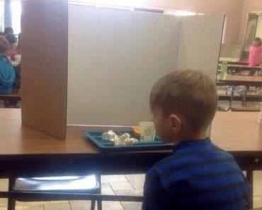 6-year-old boy forced to eat lunch behind a screen because his parents dropped him off 1 minute late