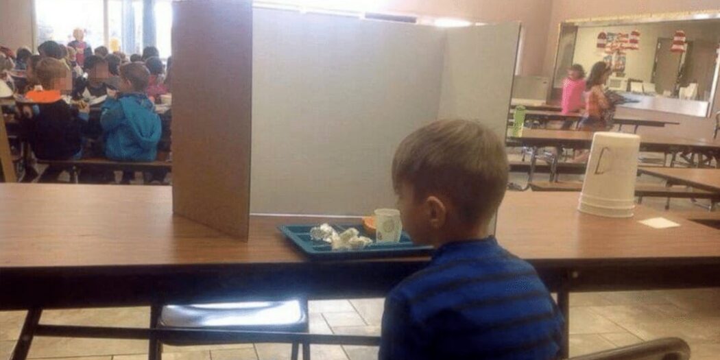 6-year-old boy forced to eat lunch behind a screen because his parents dropped him off 1 minute late