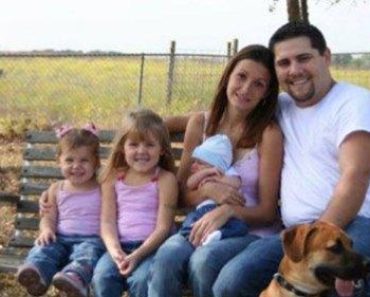 Can You Spot The Reason Why This Photo Of The Family Sitting On A Swing Has Been Going Viral?