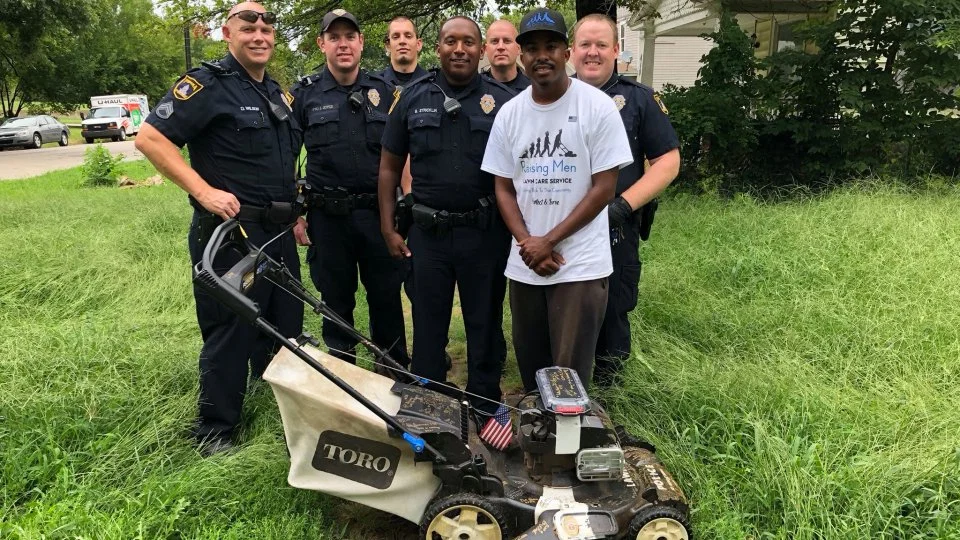 “One small act of kindness” – Man mows elderly folks’ lawns for free, inspires 1,500 kids to do the same