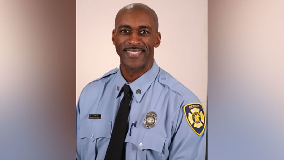 Off-duty officer dies in an attempt to save three girls from drowning