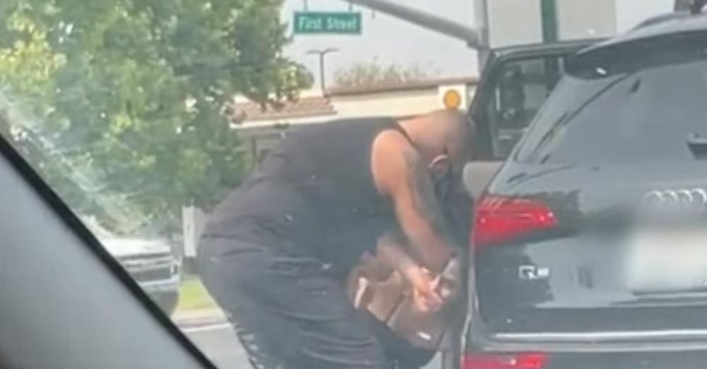 Off-duty officer notices a distressed mother with her baby chocking and turning blue – He grabs the baby and performs CPR