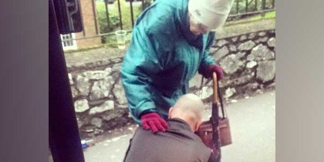 Driver Gets Down From The Bus To Tie This Old Woman’s Laces