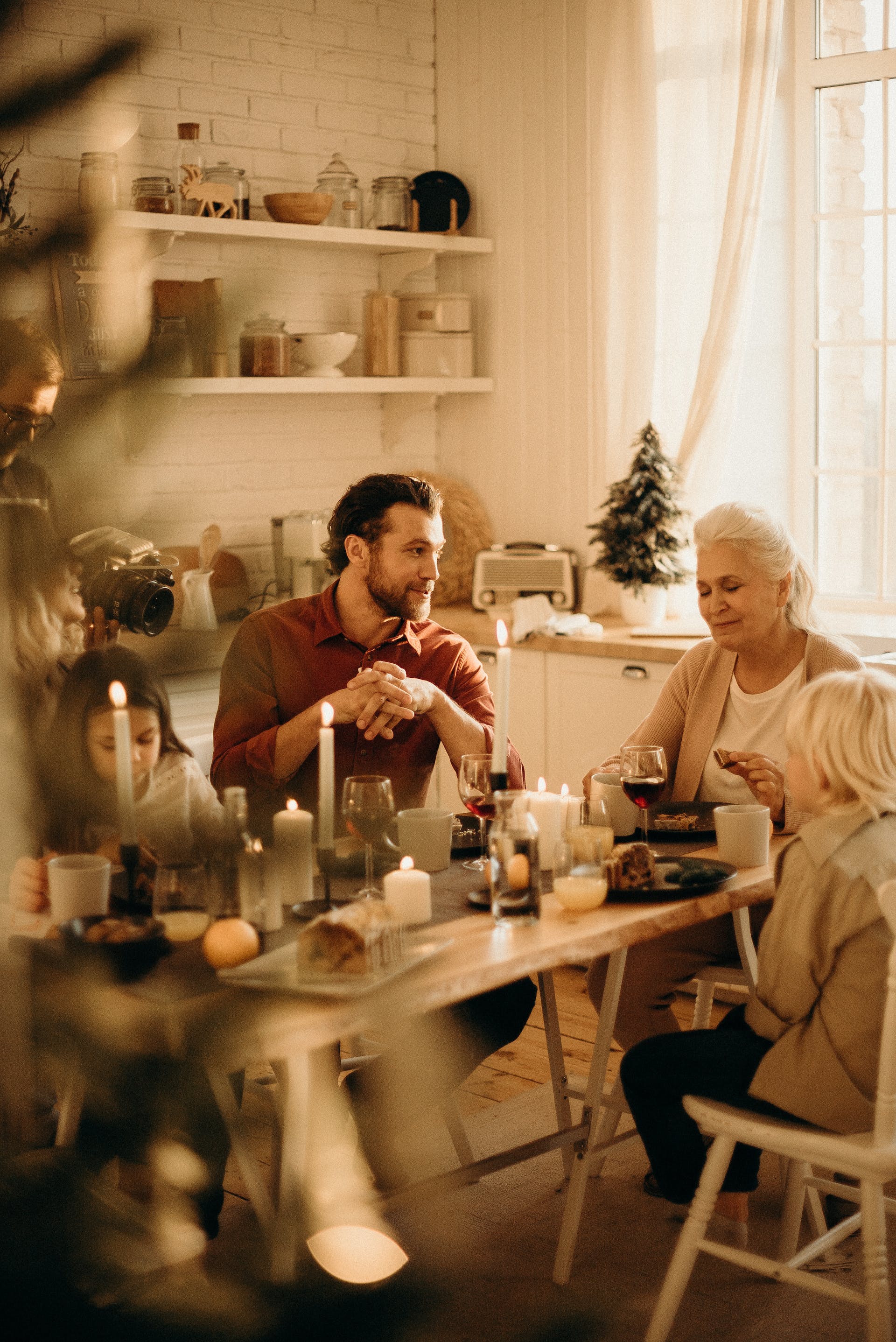 A family sitting at the dinner table | Source: Pexels
