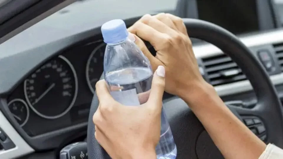 Unknown man leaves a water bottle on the bonnet of this woman’s car, prompting her to issue a chilling warning.