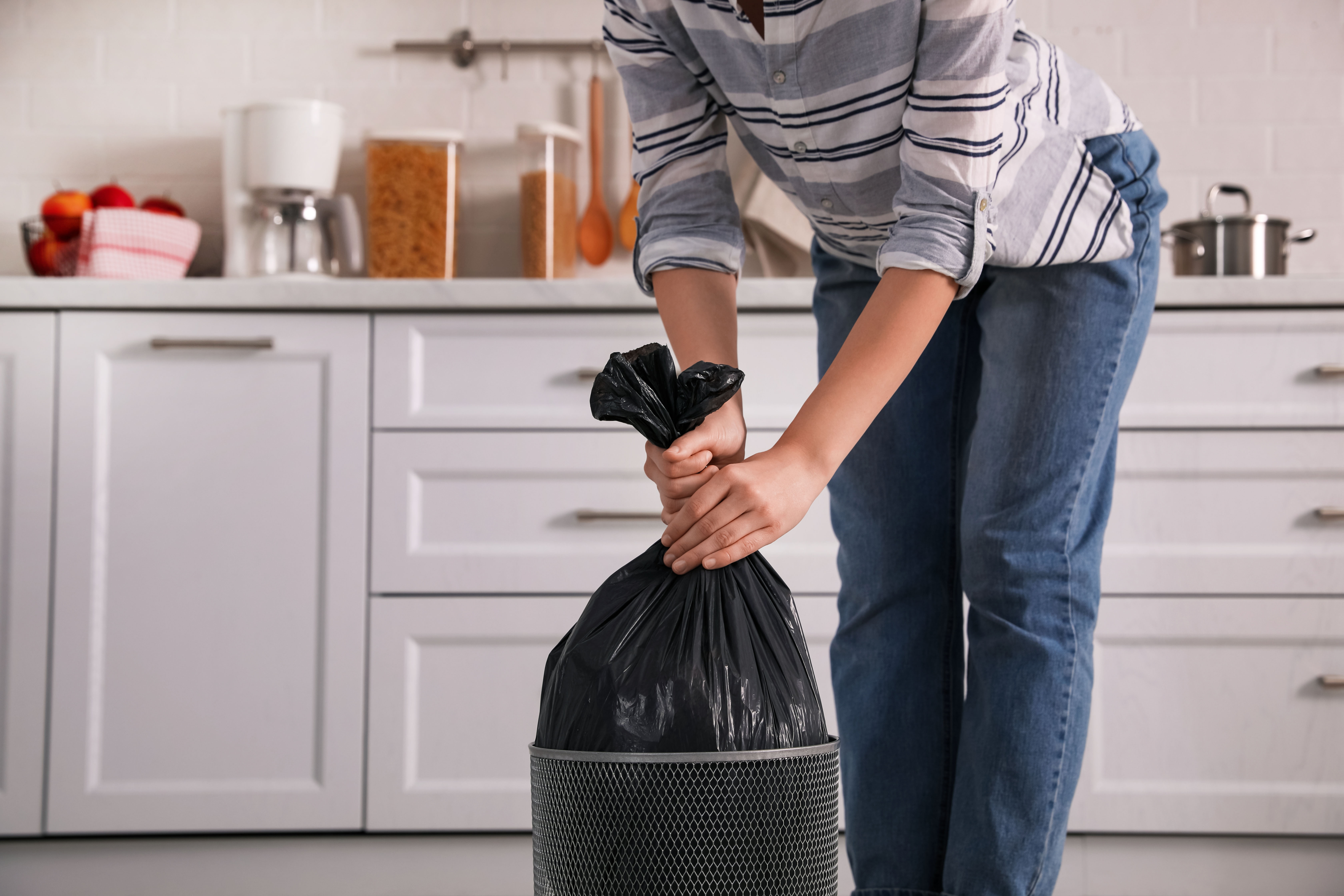 Woman packing the trash | Shutterstock