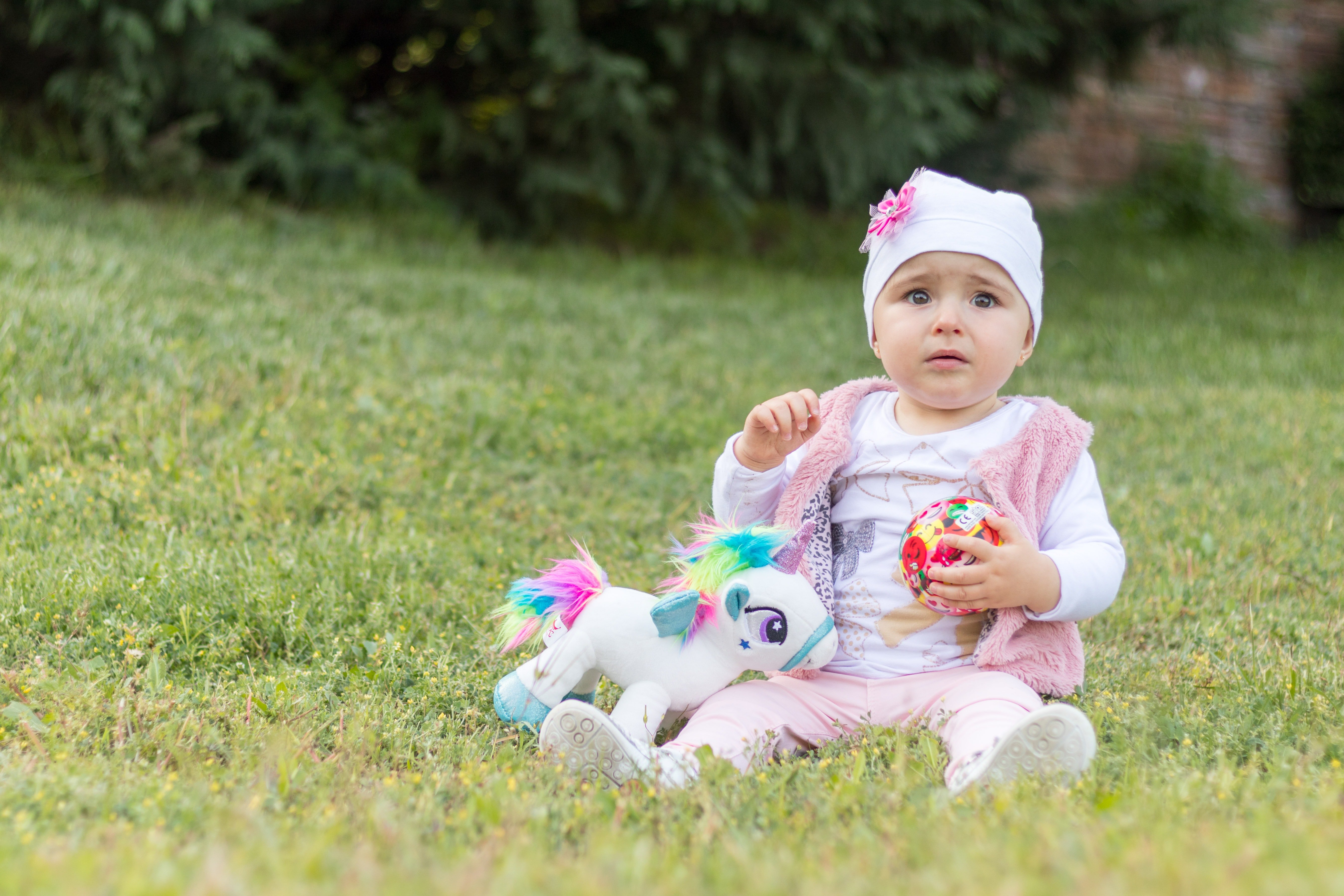 A baby sitting on the ground with toys | Source: Pexels