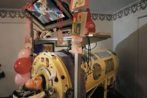 Woman who spent life in iron lung dies at 61