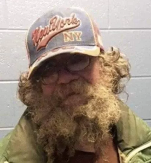 When the elderly homeless man went to the police station to ask to take a shower, the police officers gave him a total makeover! View the first comment below👇👇