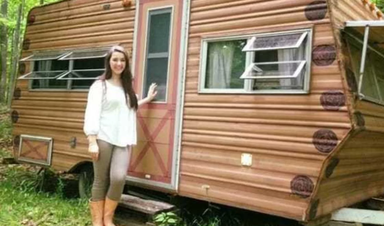 14-yr-old buys camper from 1974 and renovates it, one look inside and I’m speechless