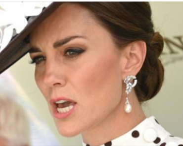 Hidden signs in Kate Middleton picture expose bizarre editing