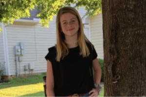 Middle schooler has her back-to-school picture photobombed by an unexpected guest