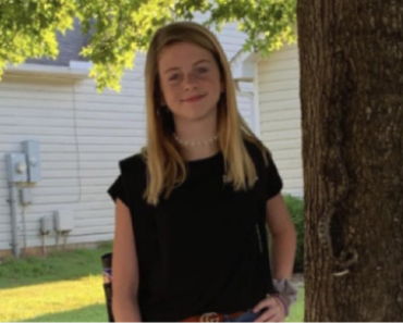 Middle schooler has her back-to-school picture photobombed by an unexpected guest