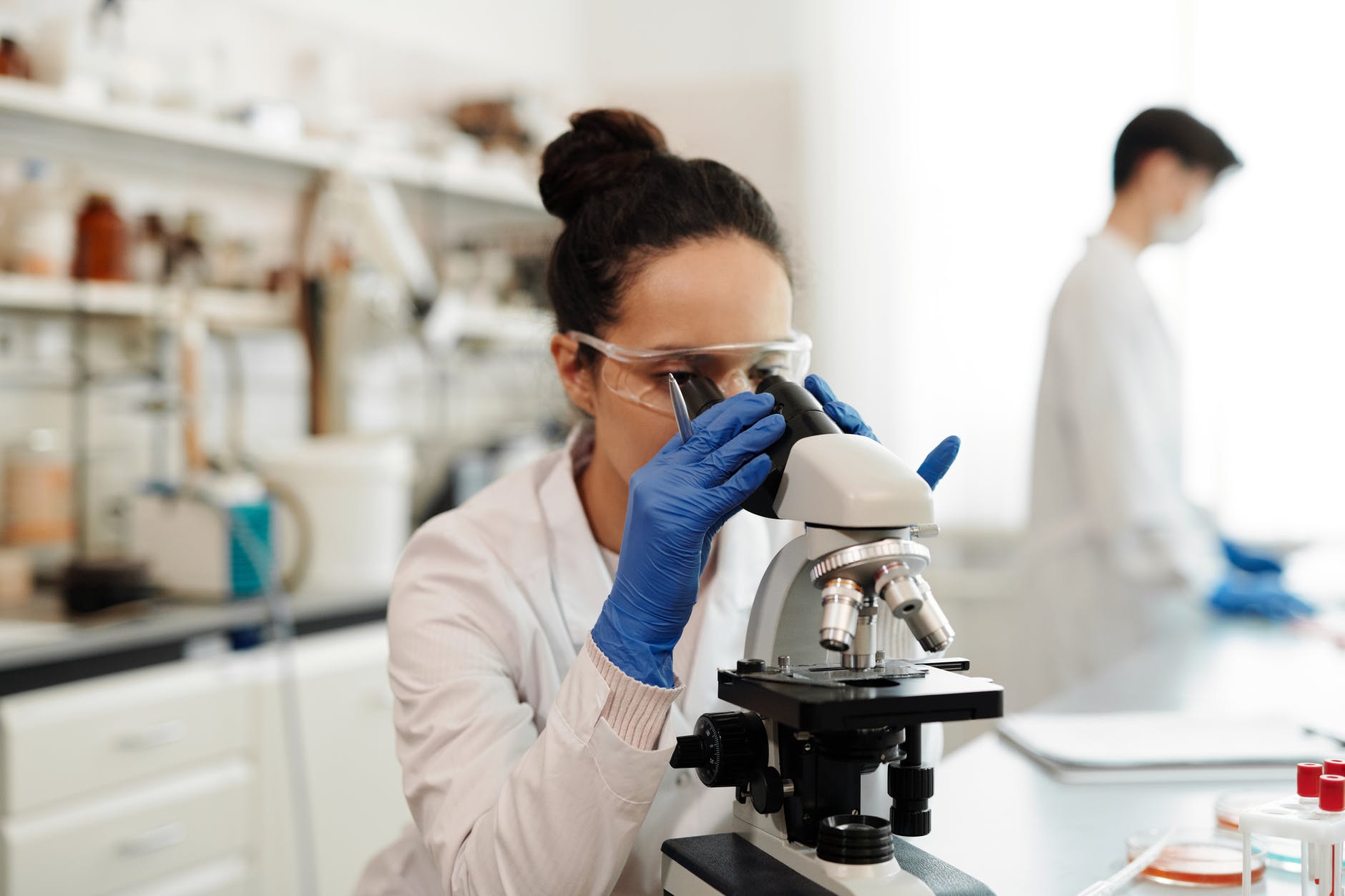 Laboratory technician carrying out tests. | Photo: Pexels