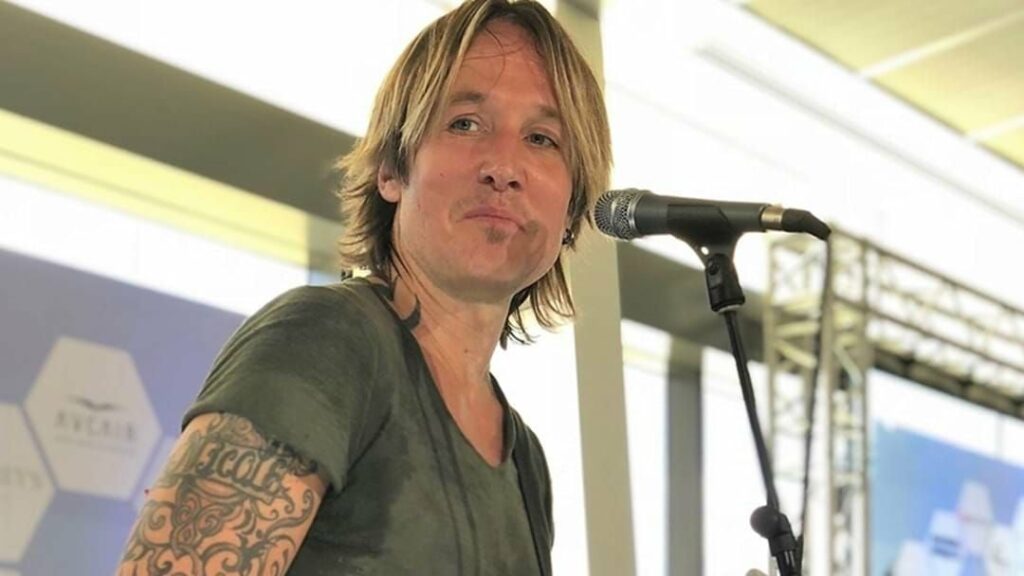 Keith Urban performing