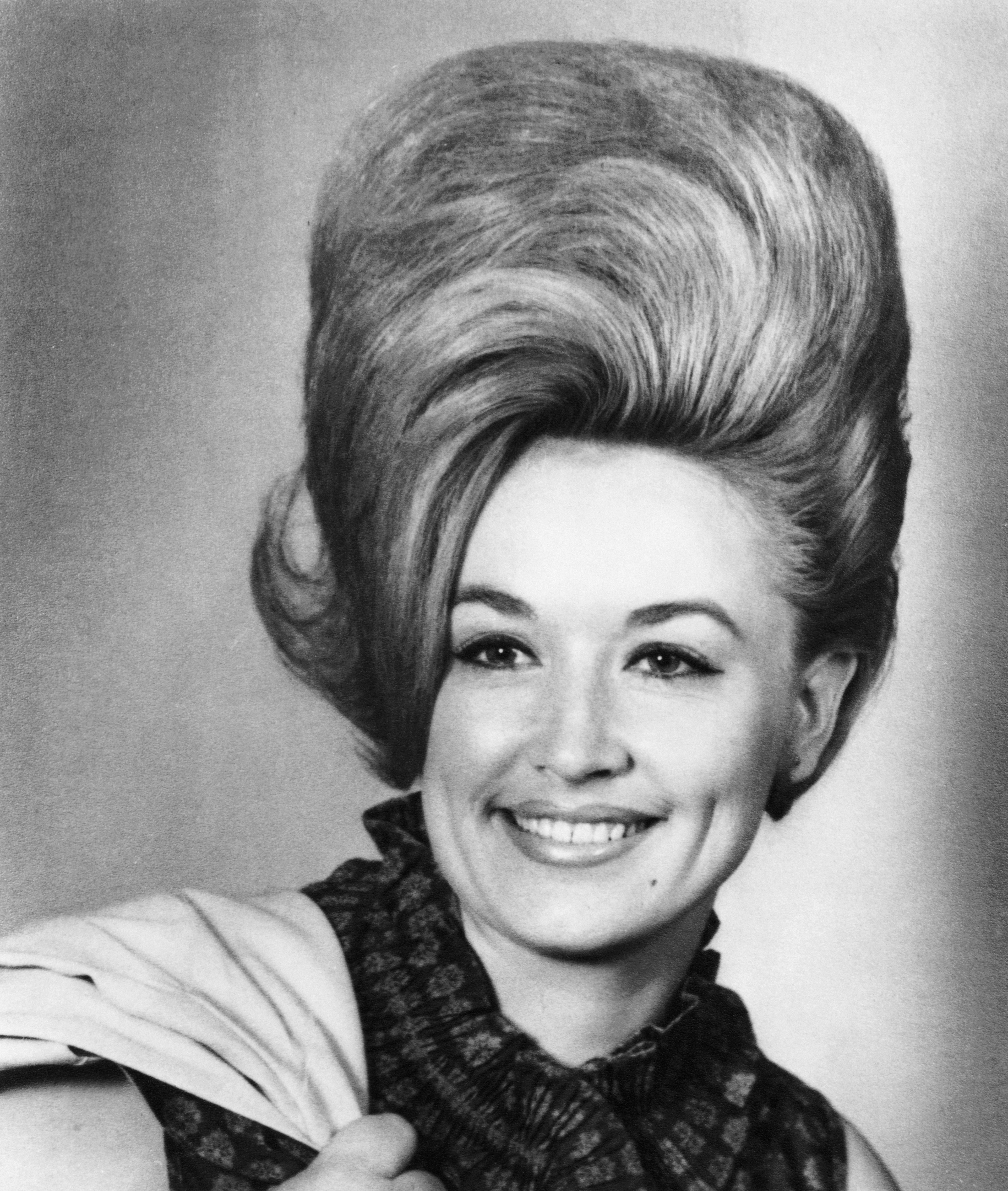 Dolly Parton poses for a portrait in 1965 in Nashville, Tennessee. | Source: Getty Images