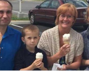 Stranger snaps photo of family eating ice cream together – days later receives text that changes everything