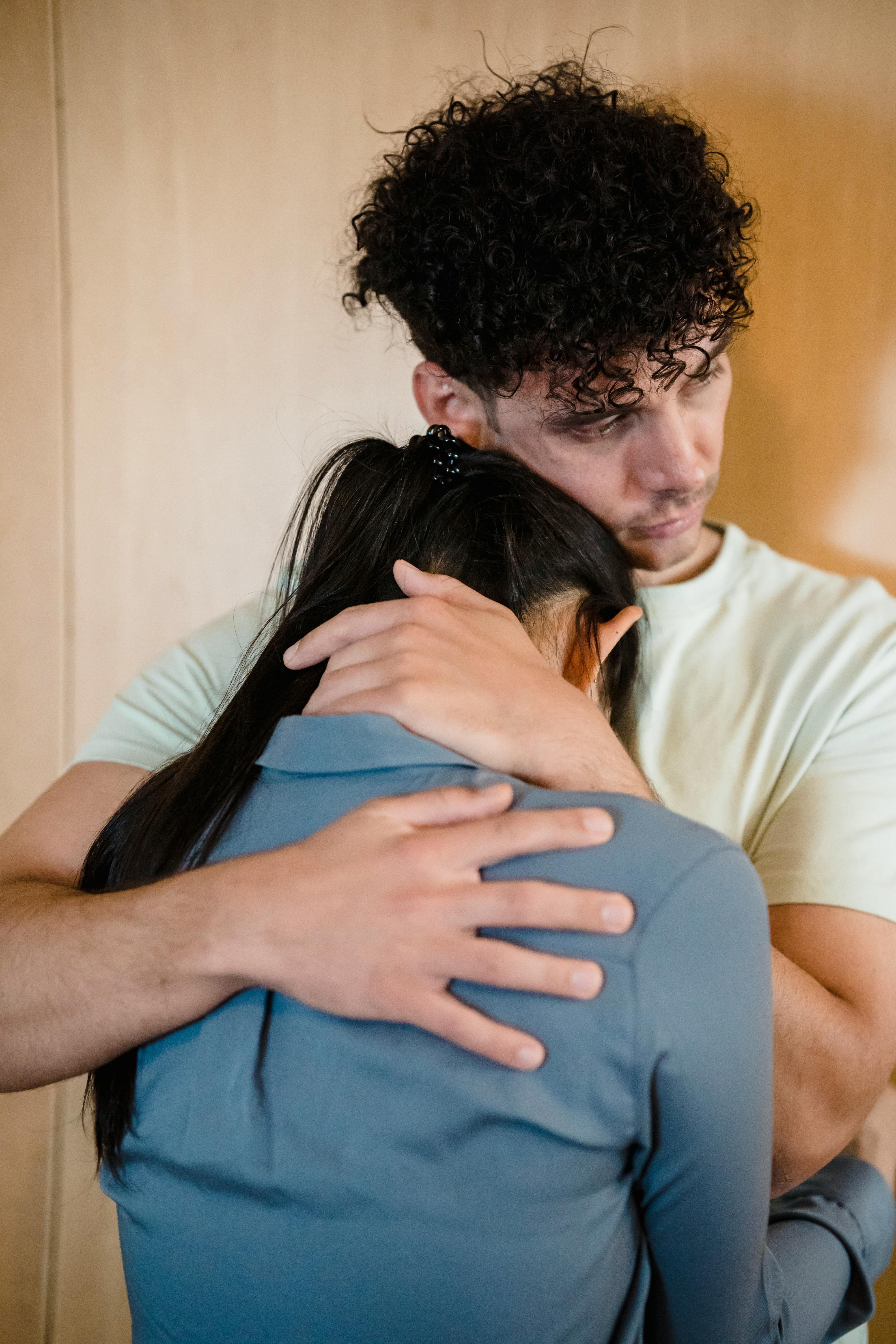 A man comforting his crying wife | Source: Pexels