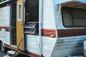 Homeless Lady Given Free “Ugly” Abandoned Trailer, But Wait Till You See What She Made Of It