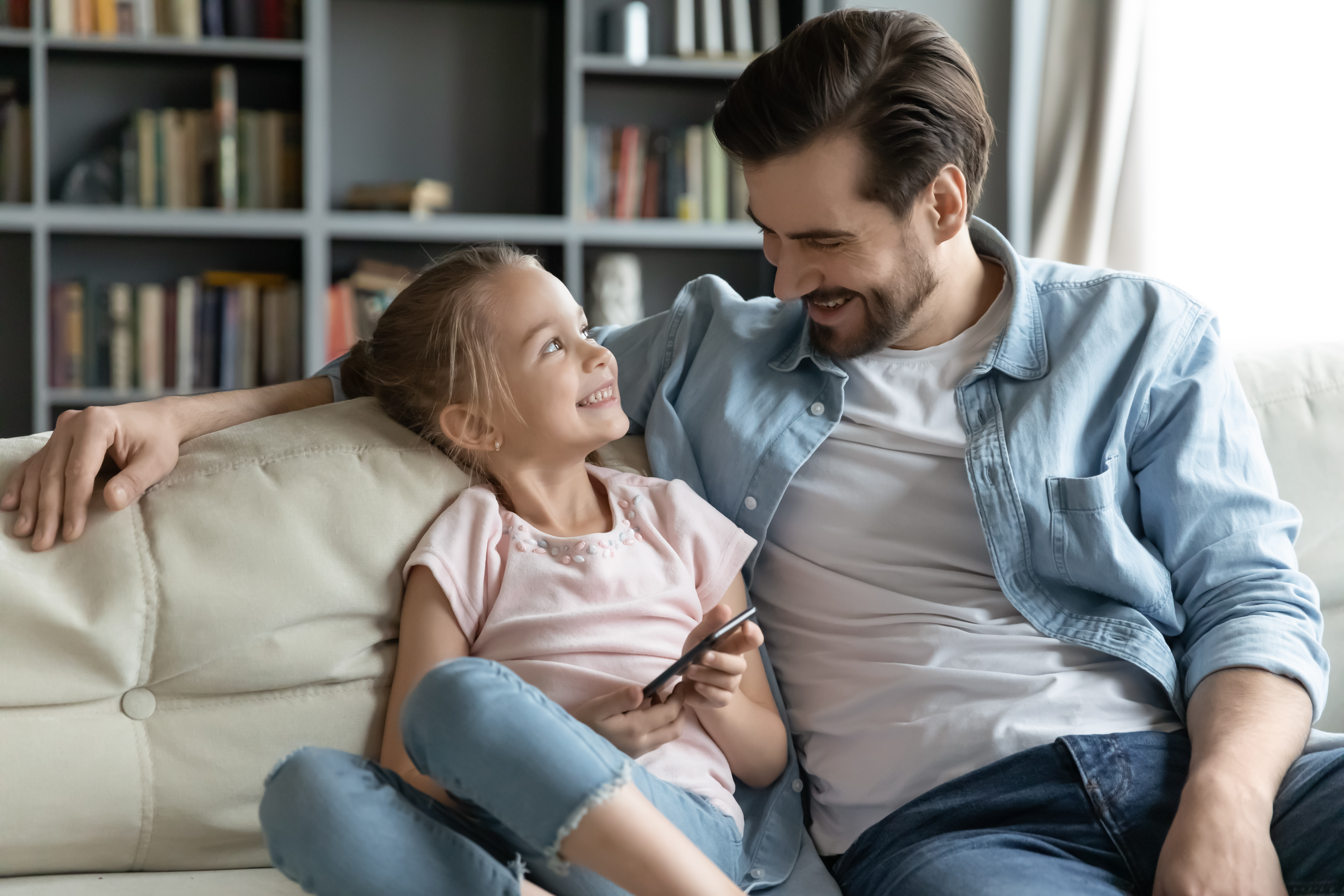 A young man talking to a little girl | Source: Shutterstock