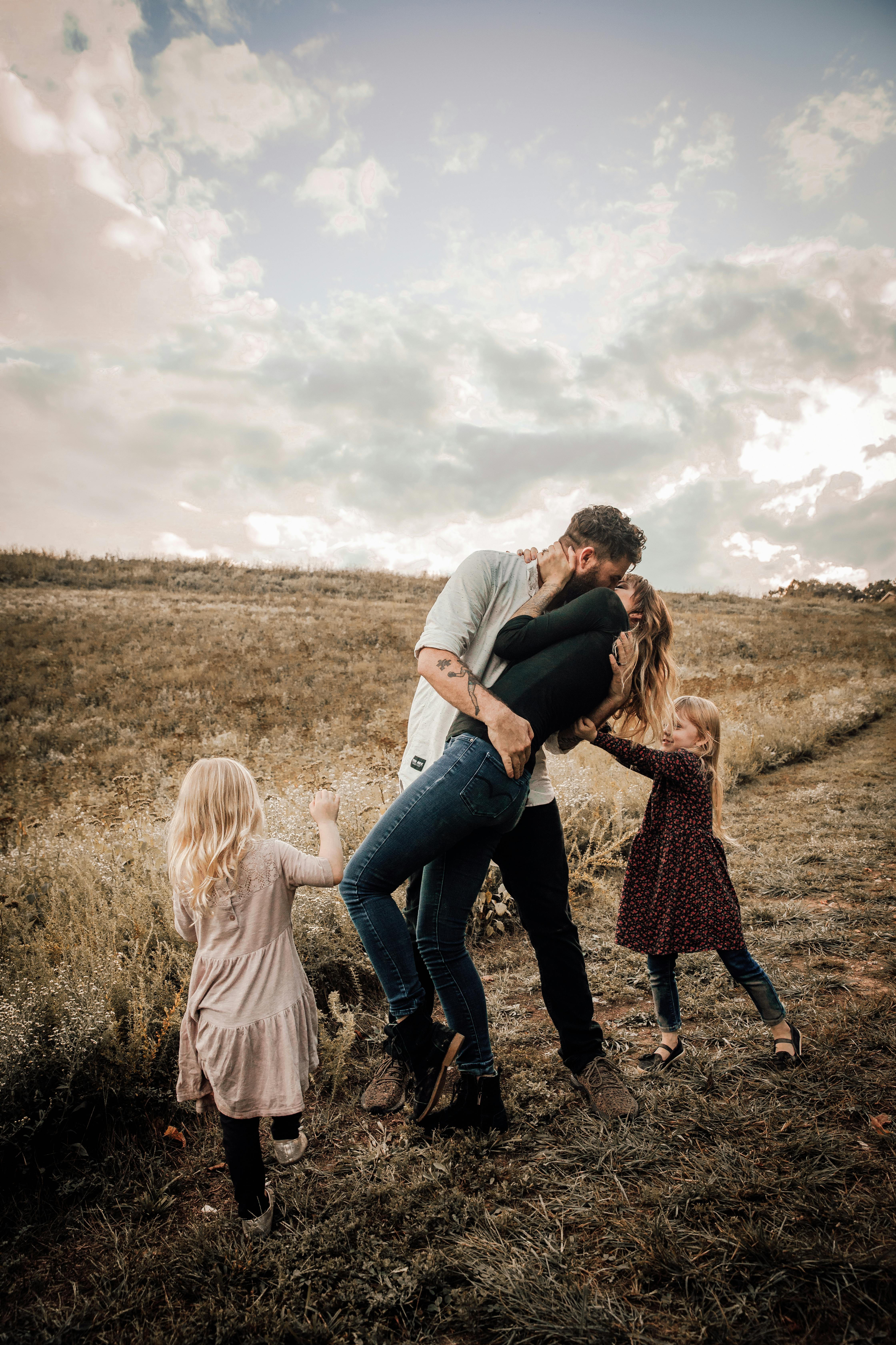 A shot of a happy family | Source: Pexels