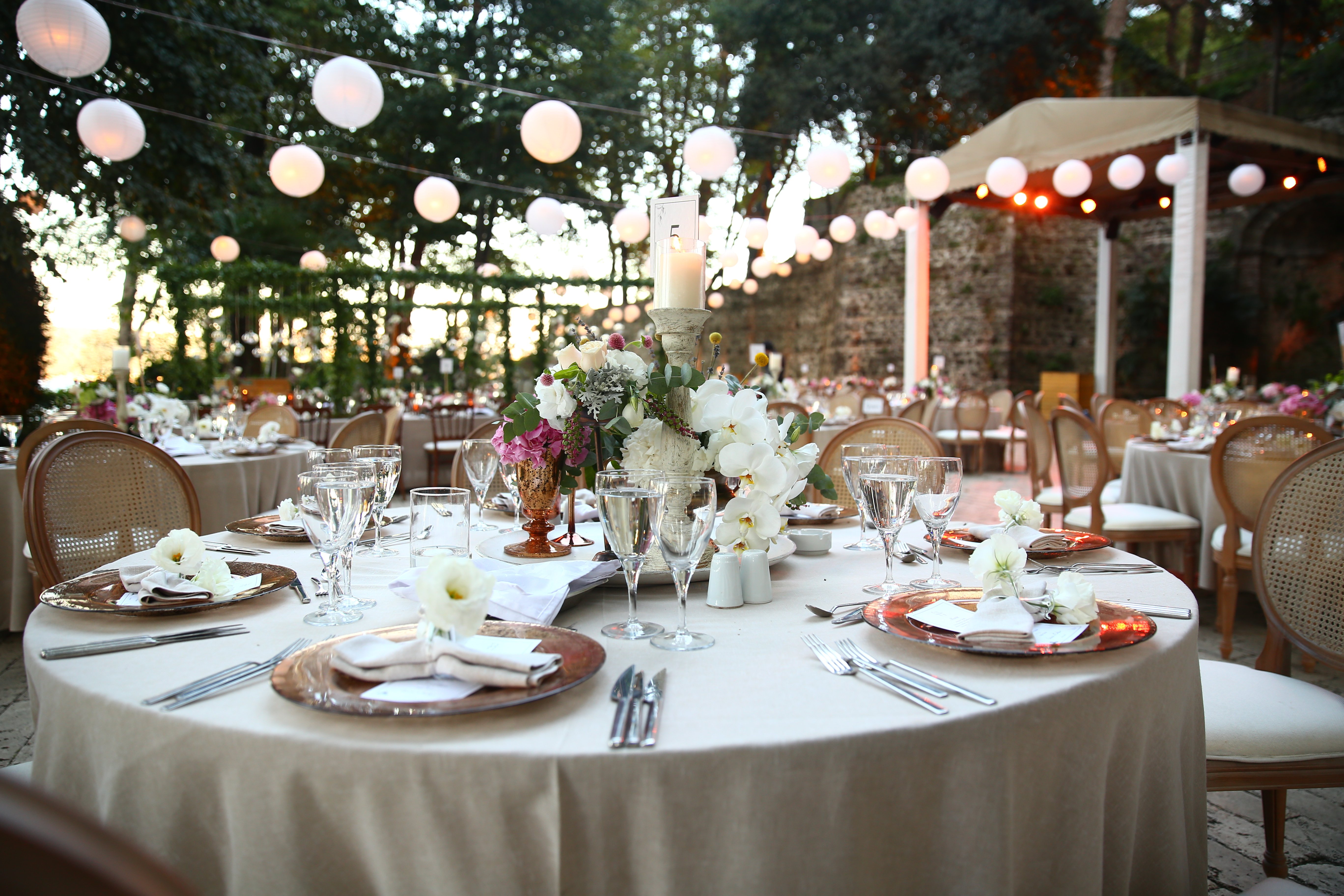 A white color and wooden wedding table decorated for a wedding | Source: Shutterstock