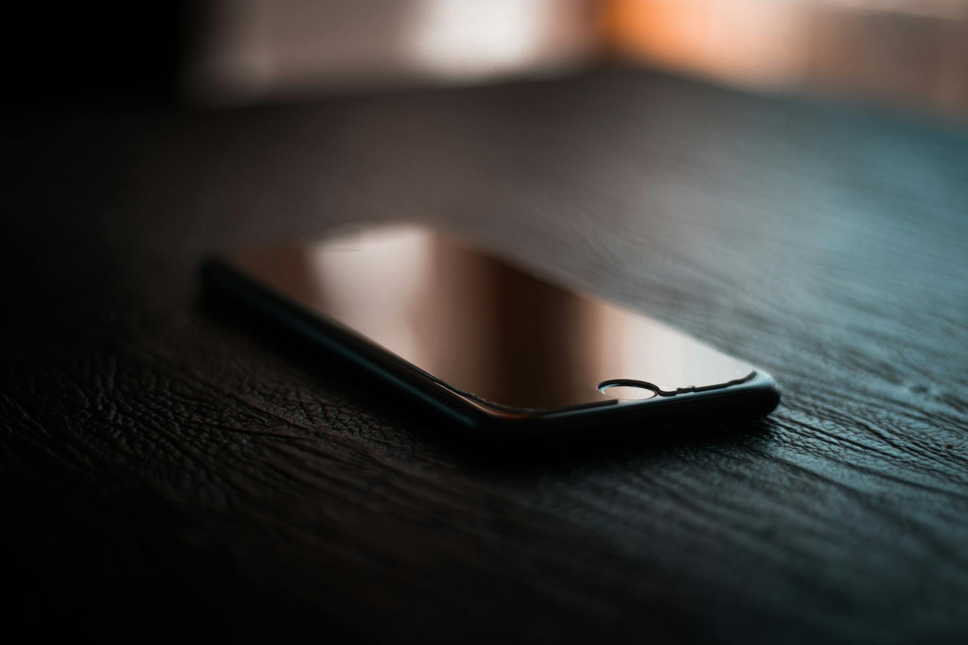 A phone on a table | Source: Pexels