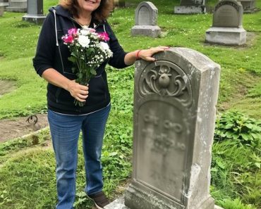 Old Woman Brought Sons Favorite Pastry to His Grave and Found Note Upon Her Return