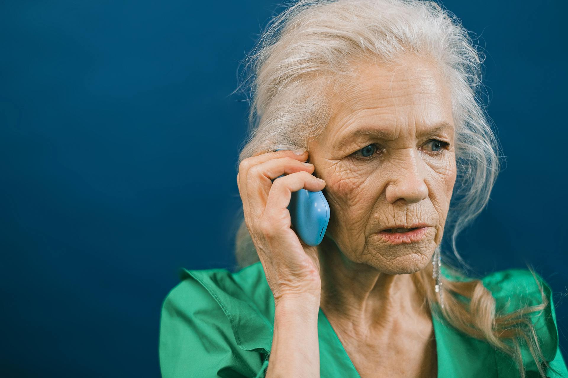 A worried senior woman talking on the phone | Source: Pexels