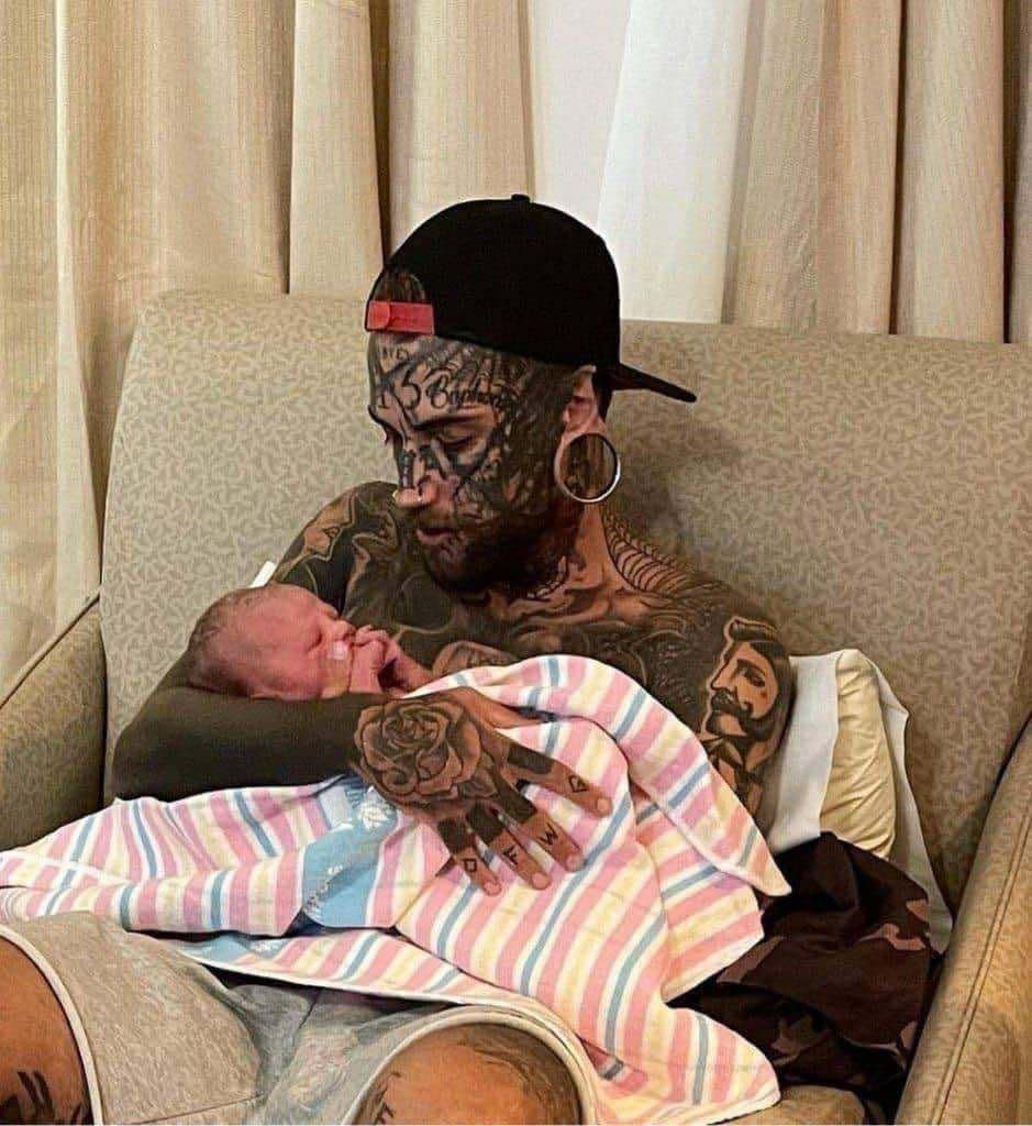 Dad whose body is completely covered in tattoos undergoes transformation for the sake of his daughter