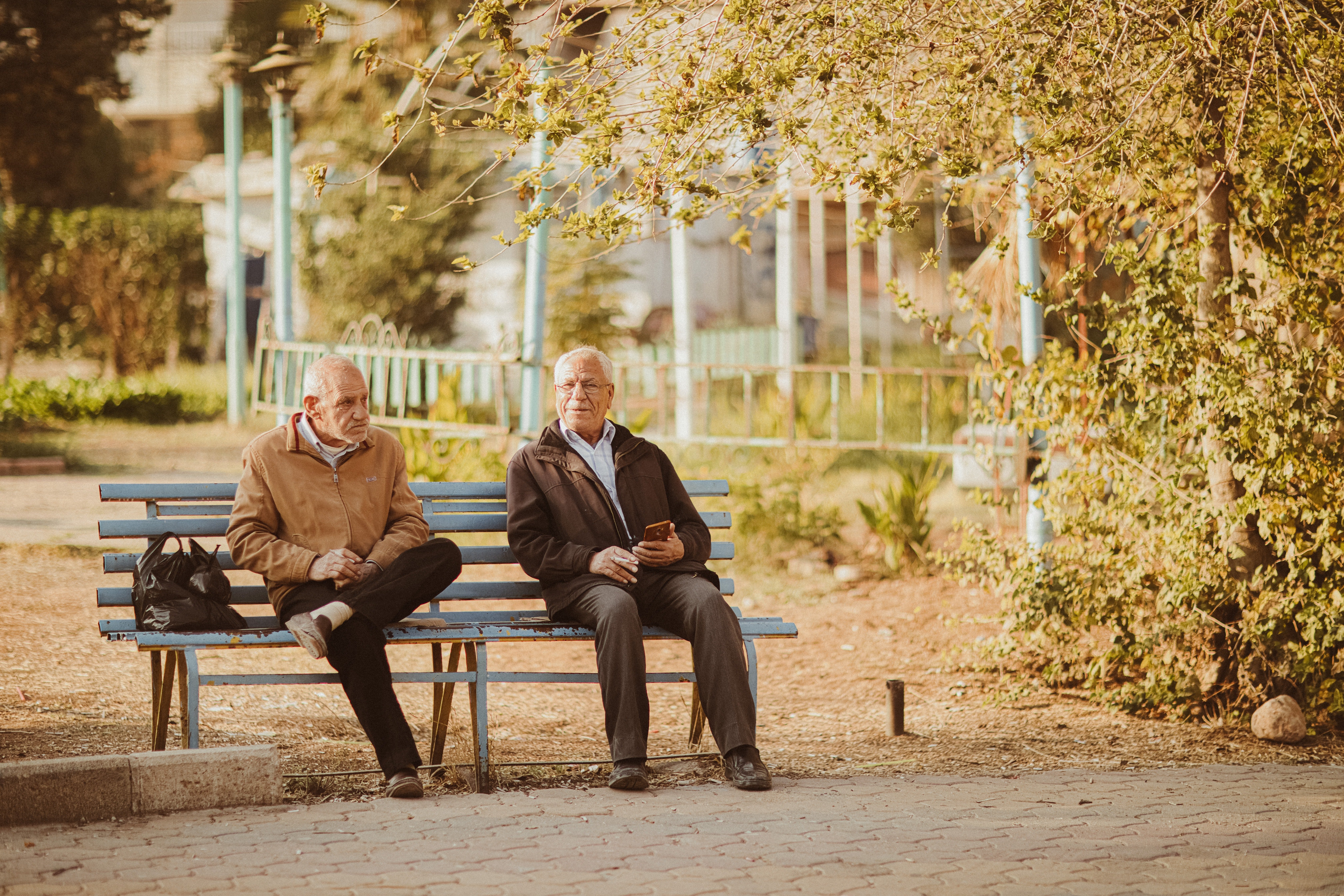 Thanks to their matching rings, Harold and Arnold realized they were distant cousins. | Photo: Pexels