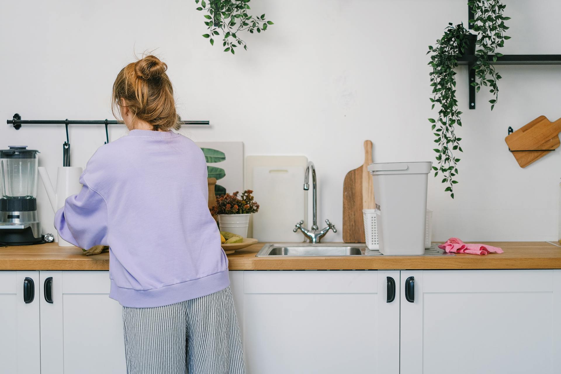 A woman standing in the kitchen | Source: Pexels