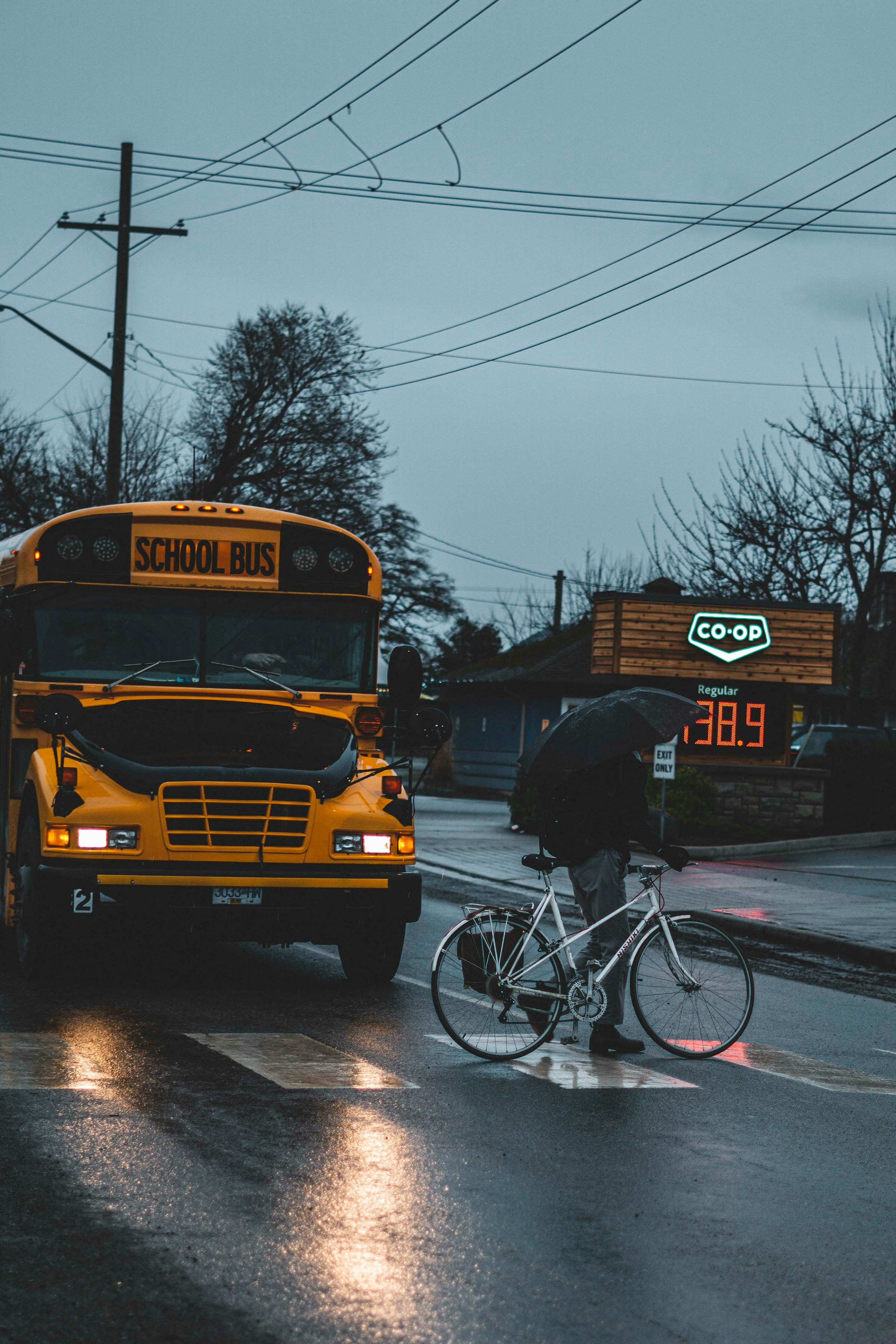 A school bus on a rainy evening | Source: Unsplash