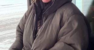 I gave my coat to a homeless woman; three years later, she returned with a gray case and a smile