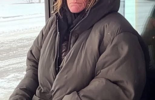 I gave my coat to a homeless woman; three years later, she returned with a gray case and a smile