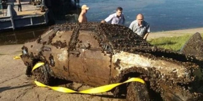 Shock Discovery! He Accidentally Found a Car at the Bottom of the River and Called the Police