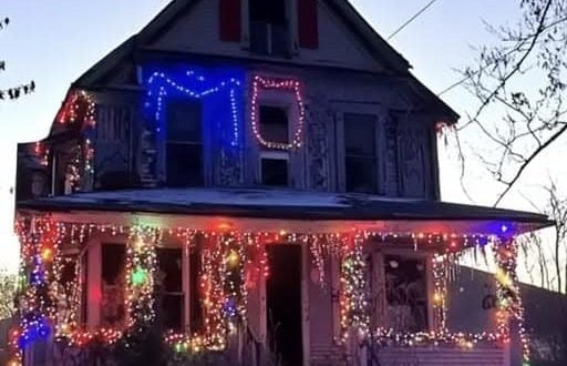 Visited My Parents’ Empty House on Christmas Eve and Saw It Beautifully Decorated