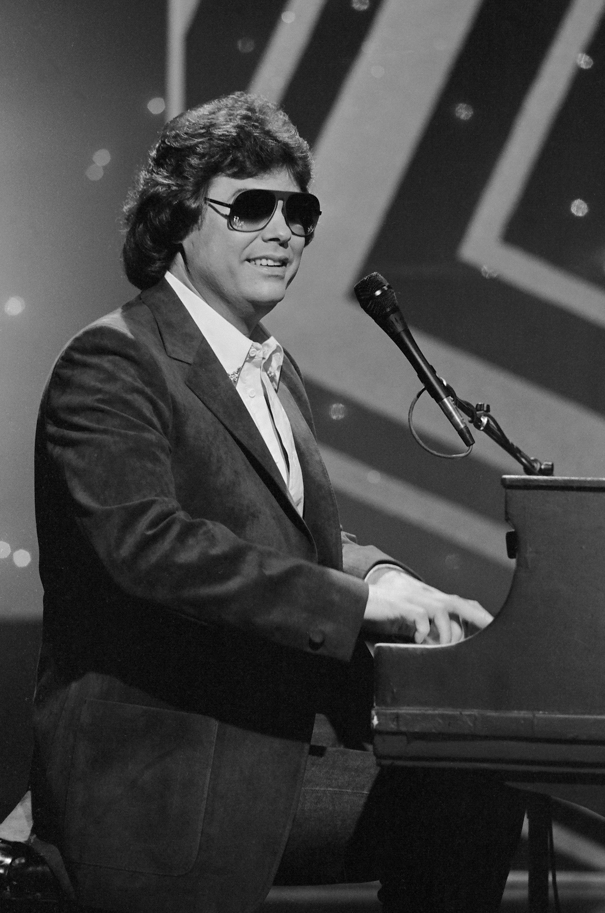 Ronnie Milsap performing on "The Tonight Show Starring Johnny Carson" on November 4, 1981. | Source: Getty Images