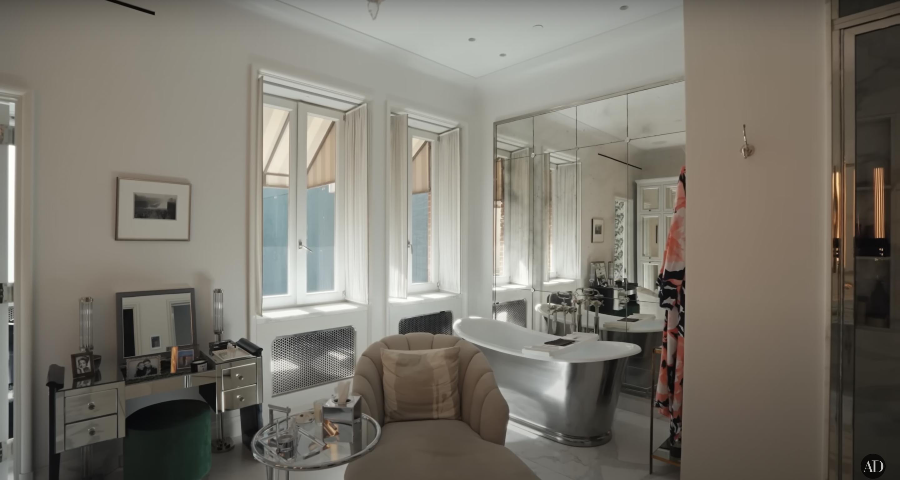 Kelly Ripa and Mark Consuelos' bathroom inside their New York townhouse, dated December 10, 2024 | Source: YouTube/@Archdigest