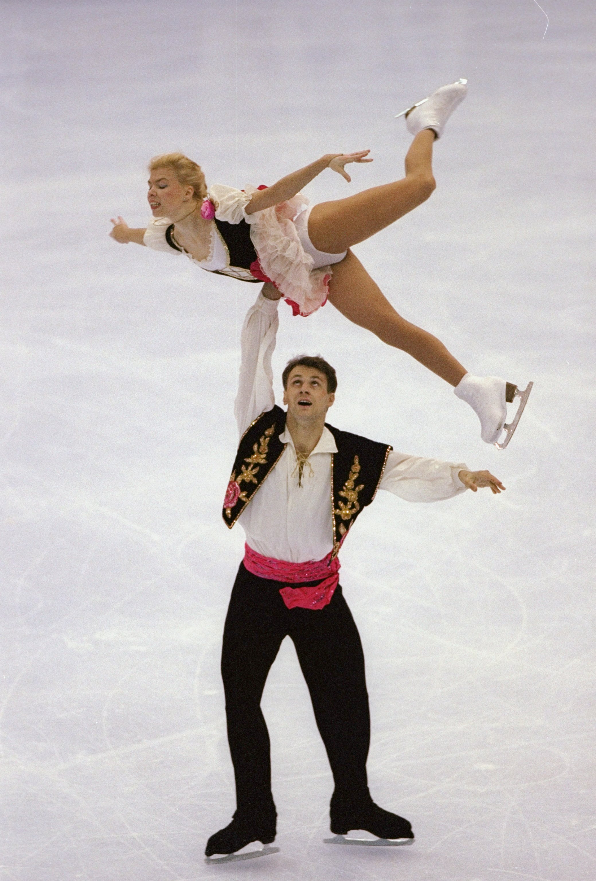 Vadim Naumov and Evgenia Shishkova doing their routine during the Thrifty Car Rental Skate America at the Joe Louis Arena in Detroit, Michigan on October 25, 1997 | Source: Getty Images