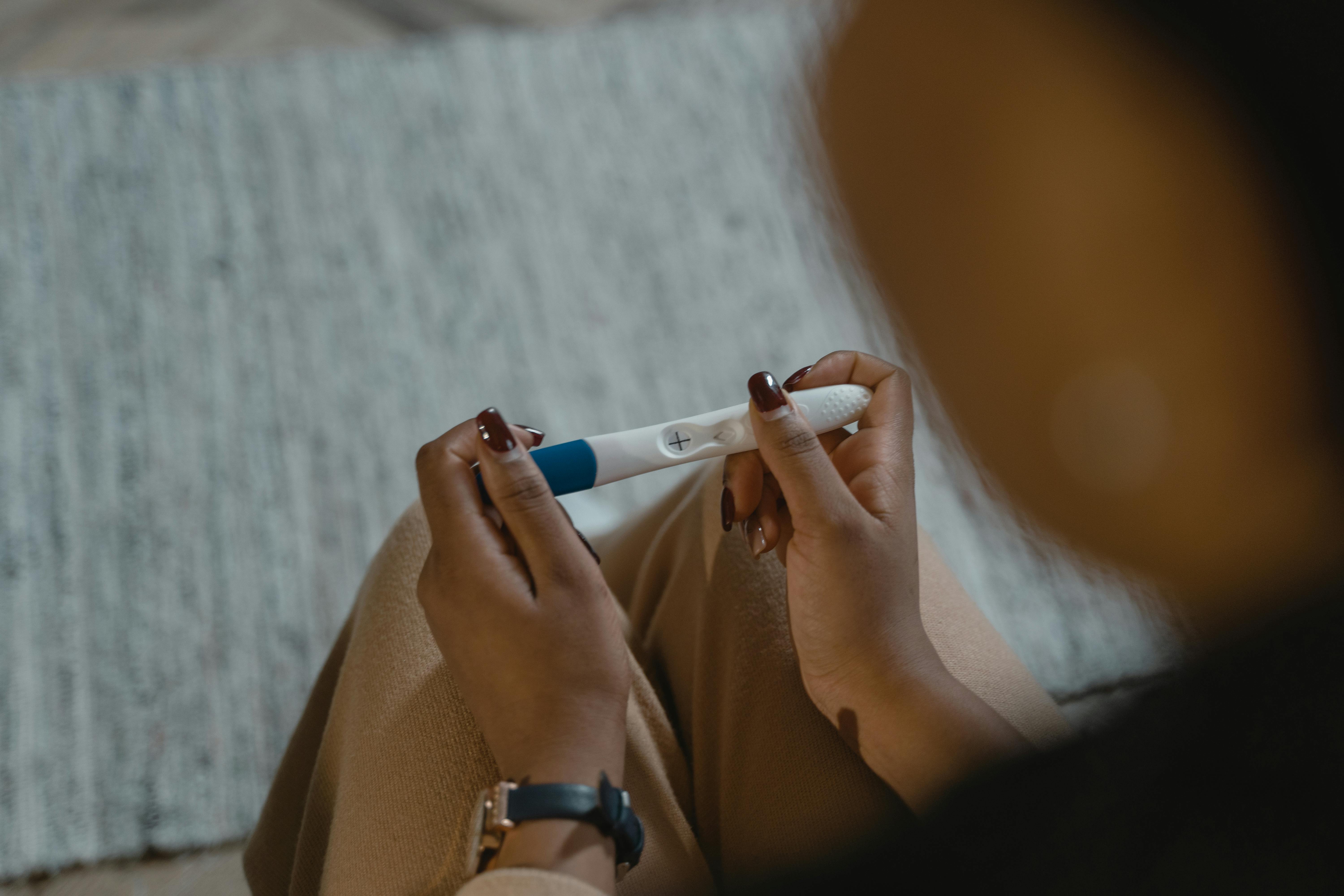 A person holding a positive pregnancy test | Source: Pexels