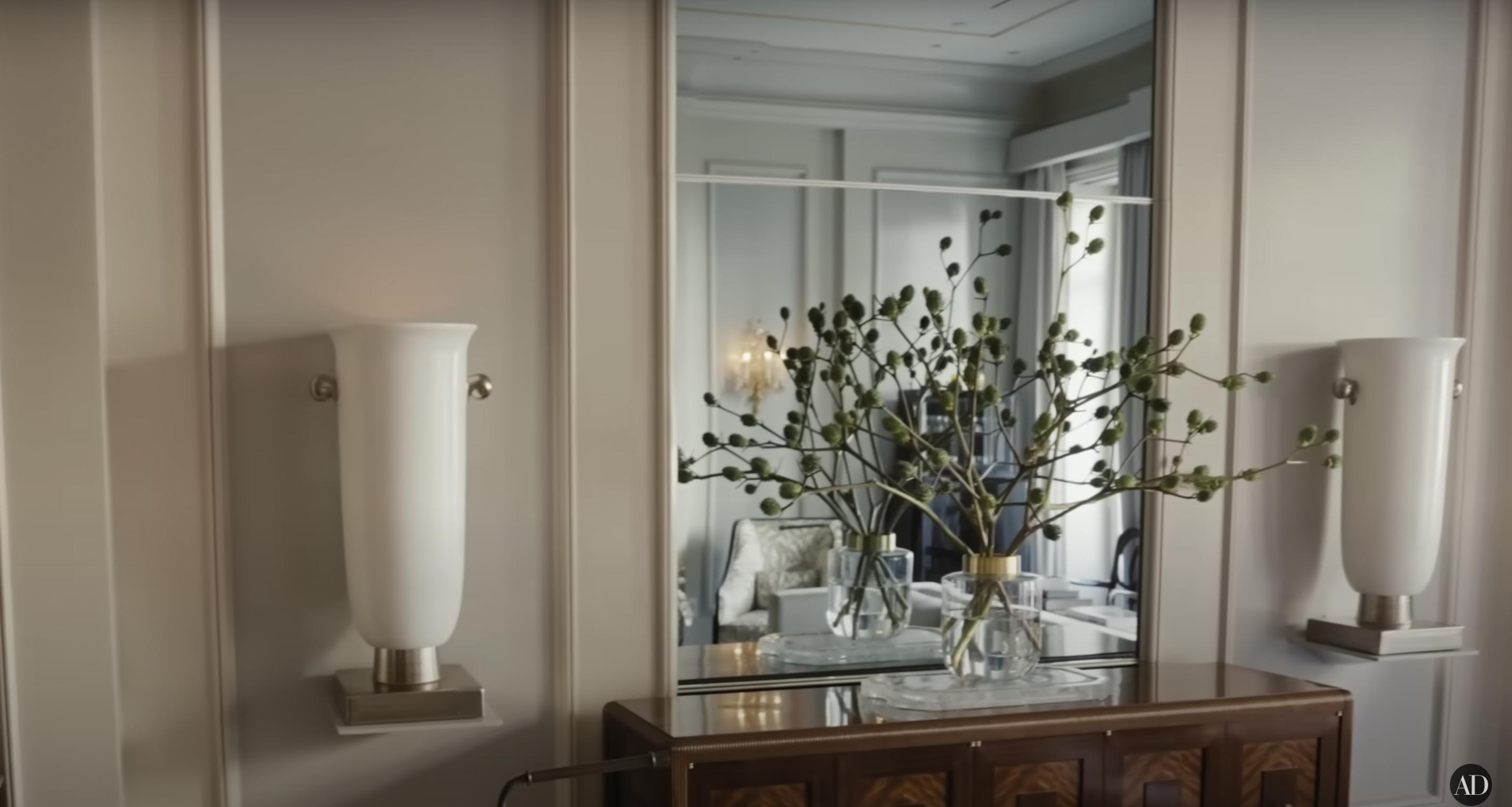 Kelly Ripa and Mark Consuelos' New York living room as seen in a video dated December 10, 2024 | Source: YouTube/@Archdigest