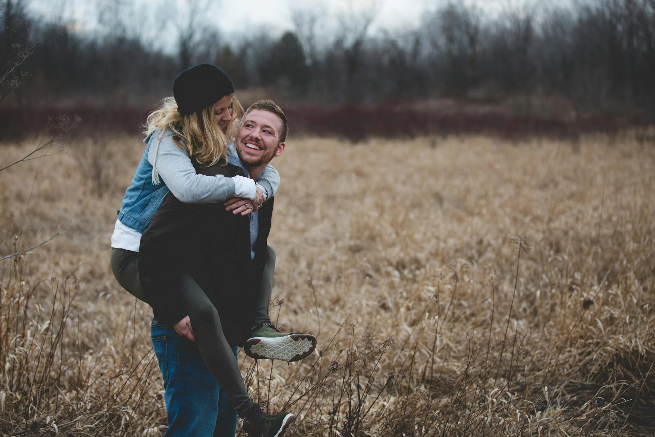 A happy couple in the fields | Source: Pexels